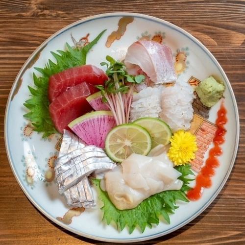 【見た目も鮮やか！旬の海鮮をご提供】お造り盛合わせ三種・五種・七種　1,210円（税込）～