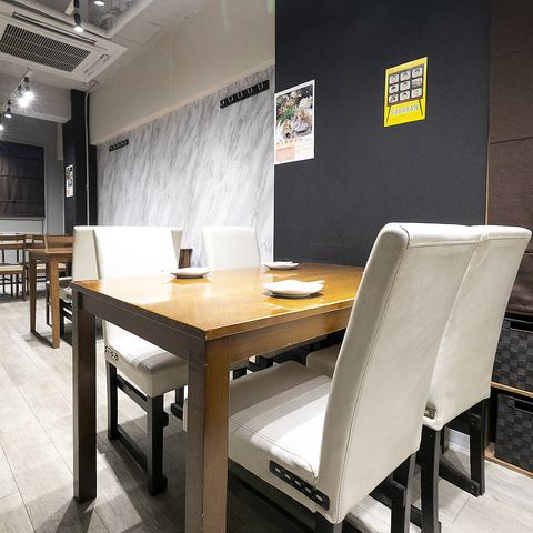 [Table seats] On the 2nd floor, we also have table seats that can accommodate 2 to 4 people! We recommend the table seats for a quick drink after work! It's near the station, so it's perfect for a quick drink! For lunch. During these hours, it can be used as an eat-in space! Please feel free to drop by ◎ Advance reservations are recommended!