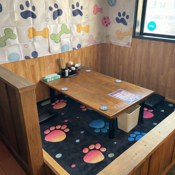 愛犬との同伴が可能です。ペットシーツや専用メニューも完備しており、ワンちゃんも一緒に宴会気分♪小さなお子様連れのご家族も、靴を脱いでゆったりと足を伸ばして過ごせます。女子会やママ友会でも、まるで自宅にいるようなリラックスした時間をお楽しみいただけます。
