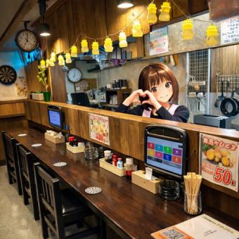 店主の包丁さばきを間近に見られるカウンターは、まさに大人の特等席。仕事帰りの一人飲みや、大切な方とのデート、記念日にも最適です。厳選された日本酒を片手に、本日のおすすめを聞きながらゆったりと過ごす。そんな贅沢な使い方が叶います。女性お一人でも安心してお立ち寄りいただける、温かい雰囲気が魅力です。