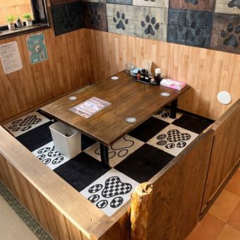 靴を脱いで寛げるお座敷は、ワンちゃん大歓迎!ペットメニューもご用意しており、家族の一員である愛犬と一緒に美味しい時間を共有できます。ご家族での団らん、歓送迎会、二次会など、どんなシーンでもゆったりと過ごせるのが自慢。ペットシーツ等のサービスも充実しているので、安心してご来店いただけます。