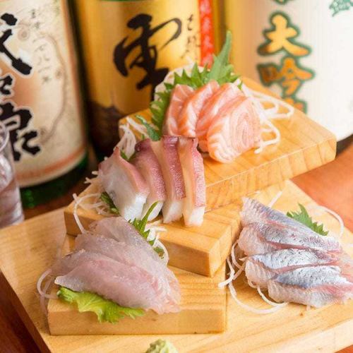 お刺身盛合せ１人前（その日仕入れた旬の新鮮魚介を贅沢に盛り込んだおすすめ刺身盛り合わせです）