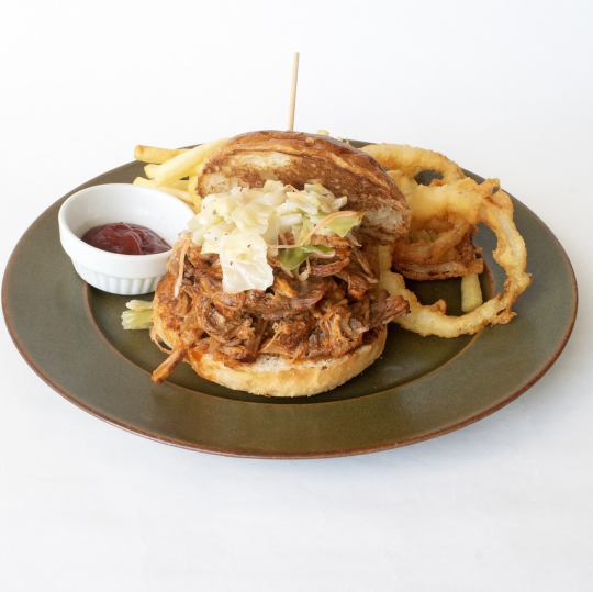 【カナダのグルメをパンに挟んで】プルドポークバーガー 2700円(税込)