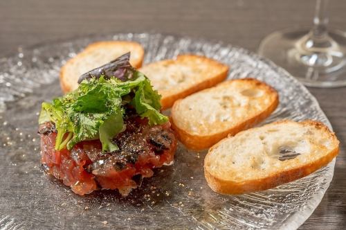 キハダマグロと黒オリーブ醤油のタルタル
