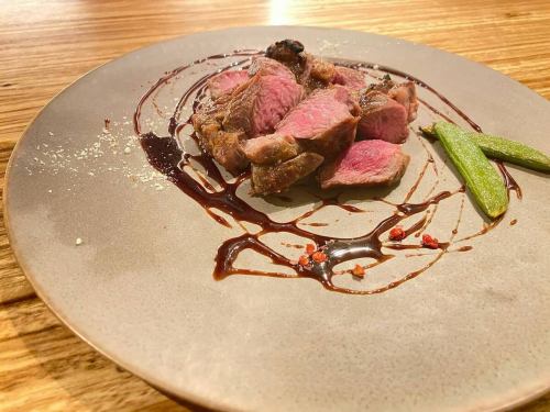 仔羊肩ロースの窯焼き　山椒風味の赤ワインソース

🍷✨ 柔らかな仔羊の肩ロースを窯焼きでしっとりと仕上げました。400度の高温窯で一瞬にして焼き上げることで、肉汁を閉じ込め、ジューシーさをそのままに。口の中でしっとりとした食感をお楽しみいただけます。さらに特製の山椒赤ワインソースでコクと深みをプラス。山椒のほのかな香りが、ワインの風味をより一層引き立て、奥深い味わいを生み出します。🍖🍷

一口ごとに驚きと感動を与えるこの一皿を、ぜひ大切な方とともにお楽しみください。最高のひとときが広がりますように✨

Oven-baked lamb shoulder loin with Japanese pepper-flavored red wine sauce

🍷 Tender lamb shoulder loin baked in a moist oven. By baking it in an instant in a high-temperature oven at 400 degrees, the meat juices are sealed in and the juiciness is preserved. You can enjoy the moist texture in your mouth. In addition, the special Japanese pepper red wine sauce adds richness and depth. The subtle aroma of Japanese pepper further enhances the flavor of the wine, creating a deep taste.

Please share this dish that will surprise and impress you with every bite with your loved ones

#岡本イタリアン
#摂津本山イタリアン
#岡本窯焼き野菜の盛り合わせ
#摂津本山窯焼き野菜の盛り合わせ
#岡本飲み放題
#摂津本山飲み放題
#セルバッジョ
#selvaggio
#岡本ピザ
#摂津本山ピザ
#岡本バー
#摂津本山バー
#隠れ家
#居心地のいいお店
#selvaggio岡本
#セルバッジオ岡本
#selvaggio摂津本山
#セルバッジオ摂津本山
#selvaggioイタリアン
#セルバッジオイタリアン
#selvaggioピザ
#セルバッジオピザ
#摂津本山歓迎会
#摂津本山送別会
#岡本歓迎会
#岡本送別会
#摂津本山仔羊肩ロースの窯焼き山椒風味の赤ワインソース
#岡本仔羊肩ロースの窯焼き山椒風味の赤ワインソース
#selvaggio 仔羊肩ロースの窯焼き山椒風味の赤ワインソース
#セルバッジオ仔羊肩ロースの窯焼き山椒風味の赤ワインソース