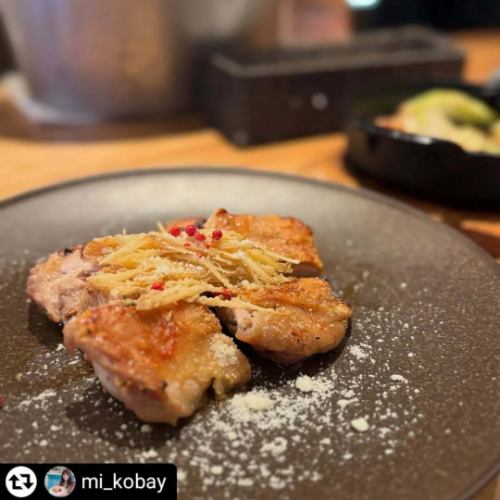 ご来店、ご紹介ありがとうございます✨

#リポスト - @mi_kobay 
神戸・岡本「SelVaggio Forno Dining×Bar（セルバッジョフォルノ）」
@selvaggio6655 

天井高約5mという開放的な空間が印象的なイタリアンダイニング。ソファー席やハイチェア席が並ぶおしゃれな空間で、石窯料理と多彩なドリンクをゆったりと楽しめます。、

■ 素材の甘みが際立つ「窯焼き野菜5種盛り合わせ」
春キャベツやスナップエンドウ、そら豆、新玉ねぎ、椎茸といった旬の野菜を、石窯でじっくり焼き上げた一皿。特に新玉ねぎの甘さは格別で、噛んだ瞬間にじゅわっと旨味が広がります。石窯ならではの遠赤外線の効果で、素材本来の美味しさを引き出しています。

■ 香ばしさと深みの「丹波鶏もも肉の窯焼き」
表面は香ばしく、中はしっとりと仕上がった丹波鶏のもも肉に、針生姜と中国醤油を合わせたオリジナルのソースが絶妙にマッチ。針生姜のピリッとしたアクセントと、少し甘めの醤油のコクが鶏の旨味を引き立てます。

■ とろける王道「水牛モッツァレラのマルゲリータ」
濃厚な水牛モッツァレラチーズをたっぷり使ったマルゲリータは、まさに王道の美味しさ。石窯で焼き上げた生地は香ばしく、チーズのとろけ具合とトマトソースの酸味がバランスよくまとまっています。

■ 春の香りが広がる「桜エビとアスパラガスのガーリックピザ」
香ばしい桜エビの風味がたまらない一品。シャキッとしたアスパラガスとガーリックの香りがアクセントになり、軽やかさの中に、しっかりとした旨味が感じられる仕上がりです。

■ 個性際立つドリンクも
元々バー経営をしていたため、食事を引き立ててくれる存在のドリンクにもこだわりがあり、バリエーションも充実。

スタイリッシュで落ち着いた空間の中で、石窯ならではの香ばしさと素材の良さを存分に堪能できる「SelVaggio Forno」。一品一品が丁寧に仕上げられており、料理もドリンクも印象に残るものばかり。普段使いはもちろん、少し特別な夜にもおすすめのダイニングバーです✨

————————————————————————
SelVaggio Forno Dining×Bar, located in Okamoto, Kobe, is an Italian dining bar known for its spacious interior with ceilings soaring up to five meters high.

Within this stylish and relaxed atmosphere, guests can fully enjoy the rich, smoky flavor and natural goodness that only stone oven cooking can bring. Each dish is carefully prepared, leaving a lasting impression along with thoughtfully crafted drinks. Perfect for everyday dining as well as special evenings.
————————————————————————

#セルバッジョフォルノ #神戸イタリアン #神戸ディナー #神戸グルメ #岡本グルメ #神戸バー #石窯 #石窯料理 #本山グルメ #摂津本山 #kobe #kobejapan