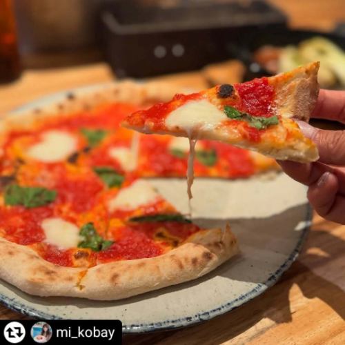 ご来店、ご紹介ありがとうございます✨

#リポスト - @mi_kobay 
神戸・岡本「SelVaggio Forno Dining×Bar（セルバッジョフォルノ）」
@selvaggio6655 

天井高約5mという開放的な空間が印象的なイタリアンダイニング。ソファー席やハイチェア席が並ぶおしゃれな空間で、石窯料理と多彩なドリンクをゆったりと楽しめます。、

■ 素材の甘みが際立つ「窯焼き野菜5種盛り合わせ」
春キャベツやスナップエンドウ、そら豆、新玉ねぎ、椎茸といった旬の野菜を、石窯でじっくり焼き上げた一皿。特に新玉ねぎの甘さは格別で、噛んだ瞬間にじゅわっと旨味が広がります。石窯ならではの遠赤外線の効果で、素材本来の美味しさを引き出しています。

■ 香ばしさと深みの「丹波鶏もも肉の窯焼き」
表面は香ばしく、中はしっとりと仕上がった丹波鶏のもも肉に、針生姜と中国醤油を合わせたオリジナルのソースが絶妙にマッチ。針生姜のピリッとしたアクセントと、少し甘めの醤油のコクが鶏の旨味を引き立てます。

■ とろける王道「水牛モッツァレラのマルゲリータ」
濃厚な水牛モッツァレラチーズをたっぷり使ったマルゲリータは、まさに王道の美味しさ。石窯で焼き上げた生地は香ばしく、チーズのとろけ具合とトマトソースの酸味がバランスよくまとまっています。

■ 春の香りが広がる「桜エビとアスパラガスのガーリックピザ」
香ばしい桜エビの風味がたまらない一品。シャキッとしたアスパラガスとガーリックの香りがアクセントになり、軽やかさの中に、しっかりとした旨味が感じられる仕上がりです。

■ 個性際立つドリンクも
元々バー経営をしていたため、食事を引き立ててくれる存在のドリンクにもこだわりがあり、バリエーションも充実。

スタイリッシュで落ち着いた空間の中で、石窯ならではの香ばしさと素材の良さを存分に堪能できる「SelVaggio Forno」。一品一品が丁寧に仕上げられており、料理もドリンクも印象に残るものばかり。普段使いはもちろん、少し特別な夜にもおすすめのダイニングバーです✨

————————————————————————
SelVaggio Forno Dining×Bar, located in Okamoto, Kobe, is an Italian dining bar known for its spacious interior with ceilings soaring up to five meters high.

Within this stylish and relaxed atmosphere, guests can fully enjoy the rich, smoky flavor and natural goodness that only stone oven cooking can bring. Each dish is carefully prepared, leaving a lasting impression along with thoughtfully crafted drinks. Perfect for everyday dining as well as special evenings.
————————————————————————

#セルバッジョフォルノ #神戸イタリアン #神戸ディナー #神戸グルメ #岡本グルメ #神戸バー #石窯 #石窯料理 #本山グルメ #摂津本山 #kobe #kobejapan
