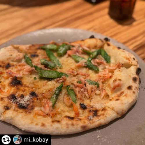 ご来店、ご紹介ありがとうございます✨

#リポスト - @mi_kobay 
神戸・岡本「SelVaggio Forno Dining×Bar（セルバッジョフォルノ）」
@selvaggio6655 

天井高約5mという開放的な空間が印象的なイタリアンダイニング。ソファー席やハイチェア席が並ぶおしゃれな空間で、石窯料理と多彩なドリンクをゆったりと楽しめます。、

■ 素材の甘みが際立つ「窯焼き野菜5種盛り合わせ」
春キャベツやスナップエンドウ、そら豆、新玉ねぎ、椎茸といった旬の野菜を、石窯でじっくり焼き上げた一皿。特に新玉ねぎの甘さは格別で、噛んだ瞬間にじゅわっと旨味が広がります。石窯ならではの遠赤外線の効果で、素材本来の美味しさを引き出しています。

■ 香ばしさと深みの「丹波鶏もも肉の窯焼き」
表面は香ばしく、中はしっとりと仕上がった丹波鶏のもも肉に、針生姜と中国醤油を合わせたオリジナルのソースが絶妙にマッチ。針生姜のピリッとしたアクセントと、少し甘めの醤油のコクが鶏の旨味を引き立てます。

■ とろける王道「水牛モッツァレラのマルゲリータ」
濃厚な水牛モッツァレラチーズをたっぷり使ったマルゲリータは、まさに王道の美味しさ。石窯で焼き上げた生地は香ばしく、チーズのとろけ具合とトマトソースの酸味がバランスよくまとまっています。

■ 春の香りが広がる「桜エビとアスパラガスのガーリックピザ」
香ばしい桜エビの風味がたまらない一品。シャキッとしたアスパラガスとガーリックの香りがアクセントになり、軽やかさの中に、しっかりとした旨味が感じられる仕上がりです。

■ 個性際立つドリンクも
元々バー経営をしていたため、食事を引き立ててくれる存在のドリンクにもこだわりがあり、バリエーションも充実。

スタイリッシュで落ち着いた空間の中で、石窯ならではの香ばしさと素材の良さを存分に堪能できる「SelVaggio Forno」。一品一品が丁寧に仕上げられており、料理もドリンクも印象に残るものばかり。普段使いはもちろん、少し特別な夜にもおすすめのダイニングバーです✨

————————————————————————
SelVaggio Forno Dining×Bar, located in Okamoto, Kobe, is an Italian dining bar known for its spacious interior with ceilings soaring up to five meters high.

Within this stylish and relaxed atmosphere, guests can fully enjoy the rich, smoky flavor and natural goodness that only stone oven cooking can bring. Each dish is carefully prepared, leaving a lasting impression along with thoughtfully crafted drinks. Perfect for everyday dining as well as special evenings.
————————————————————————

#セルバッジョフォルノ #神戸イタリアン #神戸ディナー #神戸グルメ #岡本グルメ #神戸バー #石窯 #石窯料理 #本山グルメ #摂津本山 #kobe #kobejapan