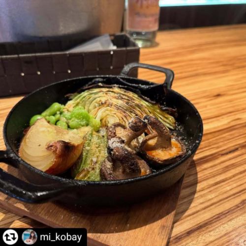 ご来店、ご紹介ありがとうございます✨

#リポスト - @mi_kobay 
神戸・岡本「SelVaggio Forno Dining×Bar（セルバッジョフォルノ）」
@selvaggio6655 

天井高約5mという開放的な空間が印象的なイタリアンダイニング。ソファー席やハイチェア席が並ぶおしゃれな空間で、石窯料理と多彩なドリンクをゆったりと楽しめます。、

■ 素材の甘みが際立つ「窯焼き野菜5種盛り合わせ」
春キャベツやスナップエンドウ、そら豆、新玉ねぎ、椎茸といった旬の野菜を、石窯でじっくり焼き上げた一皿。特に新玉ねぎの甘さは格別で、噛んだ瞬間にじゅわっと旨味が広がります。石窯ならではの遠赤外線の効果で、素材本来の美味しさを引き出しています。

■ 香ばしさと深みの「丹波鶏もも肉の窯焼き」
表面は香ばしく、中はしっとりと仕上がった丹波鶏のもも肉に、針生姜と中国醤油を合わせたオリジナルのソースが絶妙にマッチ。針生姜のピリッとしたアクセントと、少し甘めの醤油のコクが鶏の旨味を引き立てます。

■ とろける王道「水牛モッツァレラのマルゲリータ」
濃厚な水牛モッツァレラチーズをたっぷり使ったマルゲリータは、まさに王道の美味しさ。石窯で焼き上げた生地は香ばしく、チーズのとろけ具合とトマトソースの酸味がバランスよくまとまっています。

■ 春の香りが広がる「桜エビとアスパラガスのガーリックピザ」
香ばしい桜エビの風味がたまらない一品。シャキッとしたアスパラガスとガーリックの香りがアクセントになり、軽やかさの中に、しっかりとした旨味が感じられる仕上がりです。

■ 個性際立つドリンクも
元々バー経営をしていたため、食事を引き立ててくれる存在のドリンクにもこだわりがあり、バリエーションも充実。

スタイリッシュで落ち着いた空間の中で、石窯ならではの香ばしさと素材の良さを存分に堪能できる「SelVaggio Forno」。一品一品が丁寧に仕上げられており、料理もドリンクも印象に残るものばかり。普段使いはもちろん、少し特別な夜にもおすすめのダイニングバーです✨

————————————————————————
SelVaggio Forno Dining×Bar, located in Okamoto, Kobe, is an Italian dining bar known for its spacious interior with ceilings soaring up to five meters high.

Within this stylish and relaxed atmosphere, guests can fully enjoy the rich, smoky flavor and natural goodness that only stone oven cooking can bring. Each dish is carefully prepared, leaving a lasting impression along with thoughtfully crafted drinks. Perfect for everyday dining as well as special evenings.
————————————————————————

#セルバッジョフォルノ #神戸イタリアン #神戸ディナー #神戸グルメ #岡本グルメ #神戸バー #石窯 #石窯料理 #本山グルメ #摂津本山 #kobe #kobejapan