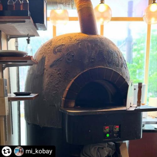 ご来店、ご紹介ありがとうございます✨

#リポスト - @mi_kobay 
神戸・岡本「SelVaggio Forno Dining×Bar（セルバッジョフォルノ）」
@selvaggio6655 

天井高約5mという開放的な空間が印象的なイタリアンダイニング。ソファー席やハイチェア席が並ぶおしゃれな空間で、石窯料理と多彩なドリンクをゆったりと楽しめます。、

■ 素材の甘みが際立つ「窯焼き野菜5種盛り合わせ」
春キャベツやスナップエンドウ、そら豆、新玉ねぎ、椎茸といった旬の野菜を、石窯でじっくり焼き上げた一皿。特に新玉ねぎの甘さは格別で、噛んだ瞬間にじゅわっと旨味が広がります。石窯ならではの遠赤外線の効果で、素材本来の美味しさを引き出しています。

■ 香ばしさと深みの「丹波鶏もも肉の窯焼き」
表面は香ばしく、中はしっとりと仕上がった丹波鶏のもも肉に、針生姜と中国醤油を合わせたオリジナルのソースが絶妙にマッチ。針生姜のピリッとしたアクセントと、少し甘めの醤油のコクが鶏の旨味を引き立てます。

■ とろける王道「水牛モッツァレラのマルゲリータ」
濃厚な水牛モッツァレラチーズをたっぷり使ったマルゲリータは、まさに王道の美味しさ。石窯で焼き上げた生地は香ばしく、チーズのとろけ具合とトマトソースの酸味がバランスよくまとまっています。

■ 春の香りが広がる「桜エビとアスパラガスのガーリックピザ」
香ばしい桜エビの風味がたまらない一品。シャキッとしたアスパラガスとガーリックの香りがアクセントになり、軽やかさの中に、しっかりとした旨味が感じられる仕上がりです。

■ 個性際立つドリンクも
元々バー経営をしていたため、食事を引き立ててくれる存在のドリンクにもこだわりがあり、バリエーションも充実。

スタイリッシュで落ち着いた空間の中で、石窯ならではの香ばしさと素材の良さを存分に堪能できる「SelVaggio Forno」。一品一品が丁寧に仕上げられており、料理もドリンクも印象に残るものばかり。普段使いはもちろん、少し特別な夜にもおすすめのダイニングバーです✨

————————————————————————
SelVaggio Forno Dining×Bar, located in Okamoto, Kobe, is an Italian dining bar known for its spacious interior with ceilings soaring up to five meters high.

Within this stylish and relaxed atmosphere, guests can fully enjoy the rich, smoky flavor and natural goodness that only stone oven cooking can bring. Each dish is carefully prepared, leaving a lasting impression along with thoughtfully crafted drinks. Perfect for everyday dining as well as special evenings.
————————————————————————

#セルバッジョフォルノ #神戸イタリアン #神戸ディナー #神戸グルメ #岡本グルメ #神戸バー #石窯 #石窯料理 #本山グルメ #摂津本山 #kobe #kobejapan