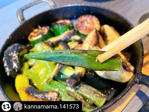 ご来店、ご紹介ありがとうございます✨

#リポスト - @kannamama.141573 
〈隠れ家的イタリアンダイニング＆バー〉

らせん階段を登って

扉をあけたら　びっくりしちゃった！

そこは　本当に　バー

カウンターが　目に飛び込んできた

でも　奥には　テーブル席も

⚫︎本日の釜焼き野菜

ズッキーニ　水ナス　万願寺とうがらし

オクラ　えだまめ

どれも　甘みがあって

ひきたてられてる感じ

⚫︎明石タコと夏野菜の菜園風ピザ山椒風味

タコが　ごろごろ

野菜も　大きくて　いい感じ

パプリカとズッキーニ

⚫︎水牛モッツァレラのマルゲリータ

チーズがおいしいって　娘っ子

子連れでも　ちょっとずつ

大人なお店に　行けるようになってきた

今度は夫婦だけで　カウンターで

カクテルを　楽しみたいな

*-*-*-*-*-*-*-*-*-*-*-*-*-*-*-*-*-*-*-*-*-*-*-*-*-*-*- 

SelVaggio Forno(石窯)Dining×Bar

〒658-0072
兵庫県神戸市東灘区岡本1-3-17 パッセージ岡本 2F

078-452-1817

*-*-*-*-*-*-*-*-*-*-*-*-*-*-*-*-*-*-*-*-*-*-*-*-*-*-*- 

#SelVaggioFornoDining
#摂津本山イタリアン
#摂津本山バー
#岡本イタリアン
#岡本バー