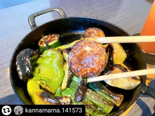 ご来店、ご紹介ありがとうございます✨

#リポスト - @kannamama.141573 
〈隠れ家的イタリアンダイニング＆バー〉

らせん階段を登って

扉をあけたら　びっくりしちゃった！

そこは　本当に　バー

カウンターが　目に飛び込んできた

でも　奥には　テーブル席も

⚫︎本日の釜焼き野菜

ズッキーニ　水ナス　万願寺とうがらし

オクラ　えだまめ

どれも　甘みがあって

ひきたてられてる感じ

⚫︎明石タコと夏野菜の菜園風ピザ山椒風味

タコが　ごろごろ

野菜も　大きくて　いい感じ

パプリカとズッキーニ

⚫︎水牛モッツァレラのマルゲリータ

チーズがおいしいって　娘っ子

子連れでも　ちょっとずつ

大人なお店に　行けるようになってきた

今度は夫婦だけで　カウンターで

カクテルを　楽しみたいな

*-*-*-*-*-*-*-*-*-*-*-*-*-*-*-*-*-*-*-*-*-*-*-*-*-*-*- 

SelVaggio Forno(石窯)Dining×Bar

〒658-0072
兵庫県神戸市東灘区岡本1-3-17 パッセージ岡本 2F

078-452-1817

*-*-*-*-*-*-*-*-*-*-*-*-*-*-*-*-*-*-*-*-*-*-*-*-*-*-*- 

#SelVaggioFornoDining
#摂津本山イタリアン
#摂津本山バー
#岡本イタリアン
#岡本バー