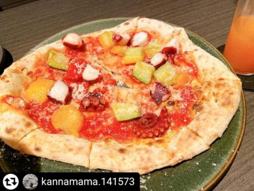 ご来店、ご紹介ありがとうございます✨

#リポスト - @kannamama.141573 
〈隠れ家的イタリアンダイニング＆バー〉

らせん階段を登って

扉をあけたら　びっくりしちゃった！

そこは　本当に　バー

カウンターが　目に飛び込んできた

でも　奥には　テーブル席も

⚫︎本日の釜焼き野菜

ズッキーニ　水ナス　万願寺とうがらし

オクラ　えだまめ

どれも　甘みがあって

ひきたてられてる感じ

⚫︎明石タコと夏野菜の菜園風ピザ山椒風味

タコが　ごろごろ

野菜も　大きくて　いい感じ

パプリカとズッキーニ

⚫︎水牛モッツァレラのマルゲリータ

チーズがおいしいって　娘っ子

子連れでも　ちょっとずつ

大人なお店に　行けるようになってきた

今度は夫婦だけで　カウンターで

カクテルを　楽しみたいな

*-*-*-*-*-*-*-*-*-*-*-*-*-*-*-*-*-*-*-*-*-*-*-*-*-*-*- 

SelVaggio Forno(石窯)Dining×Bar

〒658-0072
兵庫県神戸市東灘区岡本1-3-17 パッセージ岡本 2F

078-452-1817

*-*-*-*-*-*-*-*-*-*-*-*-*-*-*-*-*-*-*-*-*-*-*-*-*-*-*- 

#SelVaggioFornoDining
#摂津本山イタリアン
#摂津本山バー
#岡本イタリアン
#岡本バー
