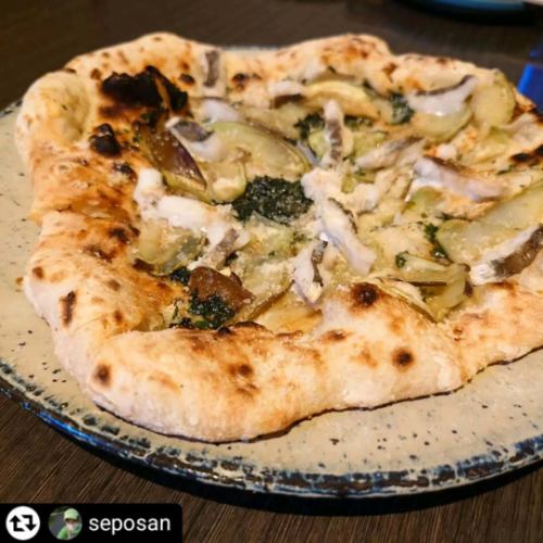 ご来店、ご紹介ありがとうございます✨

#リポスト - @seposan 
今日はPRのご依頼で、摂津本山にあるイタリアンの名店🍕🇮🇹SelVaggio Forno Dining×Bar( @selvaggio6655 )さんにお邪魔しています😀

イタリアンのお店選びって結構難しいんですよねぇ🤔
口コミを頼りに訪れてみたものの、期待と違った経験をされた方も案外多いのではないでしょうか。

●石窯ピザの魅力🍕
そんなときに自信を持っておすすめするのが、石窯で焼き上げる本格ナポリピザのお店です🍕
石窯で丁寧に焼き上げられたピザは、ふわっとした生地の軽さとパリッとした食感が絶妙で、ひと口食べるたびに幸せな気持ちにさせてくれます😍
生地そのものが美味しく、シンプルながら深い味わいは、何枚でも食べたくなるほど。
この特別な食感と風味は、ご自宅ではなかなか再現できない、石窯ならではの味わい。火力自体が調味料と言っても過言ではありません。
皆さんにもぜひセルヴァッジョさんで、伝統のナポリピザをご堪能頂きたいです。

●契約農家直送の新鮮野菜❗️🥦🍅🍆🥕🫑
セルヴァッジョさんでは、契約農家から直送される新鮮な野菜を使用。
僕自身、約30年間ほぼ毎週野菜の直売所に通っていますが、子どもが小さい頃はアレルギーで食べられるものが限られていました。そんな中、直売所の新鮮な野菜は「美味しい！」と喜んで食べてくれるんです。
イタリアンでは、脇役と思われがちな野菜が実は主役。
素材の美味しさを最大限に引き出すセルヴァッジョさんの誠実な姿勢が、ここにもしっかりと表れています🧑‍🍳

●夏こそイタリアン❗️🌞⛱️🏝️
イタリアンは夏にぴったり✨️
🫒オリーブオイルの抗酸化作用はもちろん、夏の強い日差しを浴びて育った野菜には、自然の力で生み出された抗酸化物質が豊富に含まれています。
アンチエイジングや健康維持にも優れたイタリアンは、今の時期にぴったり👍️✨️。
暑くて料理が面倒😮‍💨最近しっかり食べてないなぁ🥴と感じている方も多いのではないでしょうか？
そんな時はセルヴァッジョさんのイタリアンで美味しく健康的に過ごしてみませんか？

●アクセスも抜群❗️🚃
お店はJR摂津本山駅または阪急岡本駅から徒歩3分。
暑さで汗だくになる前に、涼しい店内に到着できますよ〜

【住所】〒658-0072
兵庫県神戸市東灘区岡本1-3-17 パッセージ岡本 2F
【営業時間】
(月～木・日・祝) 17:00～翌3:00
(金・土・祝前日)17:00～翌5:00
～22:00 ディナータイム（禁煙）
22:00～ バータイム（喫煙可）
【定休日】年中無休
【電話】078-452-1817
【駐車場】無(近くにコインパーキングあり)
【アクセス】
JR神戸線 摂津本山駅 徒歩3分
阪急神戸線 岡本駅 徒歩3分

#PR #SelVaggioForno #摂津本山駅 #摂津本山ご飯 #摂津本山イタリアン #岡本駅 #岡本駅周辺 #神戸イタリアンディナー