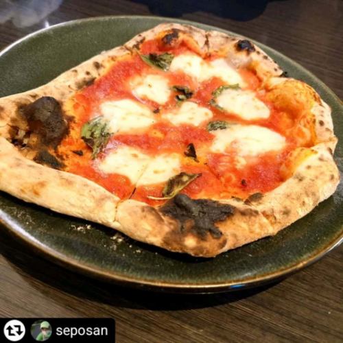 ご来店、ご紹介ありがとうございます✨

#リポスト - @seposan 
今日はPRのご依頼で、摂津本山にあるイタリアンの名店🍕🇮🇹SelVaggio Forno Dining×Bar( @selvaggio6655 )さんにお邪魔しています😀

イタリアンのお店選びって結構難しいんですよねぇ🤔
口コミを頼りに訪れてみたものの、期待と違った経験をされた方も案外多いのではないでしょうか。

●石窯ピザの魅力🍕
そんなときに自信を持っておすすめするのが、石窯で焼き上げる本格ナポリピザのお店です🍕
石窯で丁寧に焼き上げられたピザは、ふわっとした生地の軽さとパリッとした食感が絶妙で、ひと口食べるたびに幸せな気持ちにさせてくれます😍
生地そのものが美味しく、シンプルながら深い味わいは、何枚でも食べたくなるほど。
この特別な食感と風味は、ご自宅ではなかなか再現できない、石窯ならではの味わい。火力自体が調味料と言っても過言ではありません。
皆さんにもぜひセルヴァッジョさんで、伝統のナポリピザをご堪能頂きたいです。

●契約農家直送の新鮮野菜❗️🥦🍅🍆🥕🫑
セルヴァッジョさんでは、契約農家から直送される新鮮な野菜を使用。
僕自身、約30年間ほぼ毎週野菜の直売所に通っていますが、子どもが小さい頃はアレルギーで食べられるものが限られていました。そんな中、直売所の新鮮な野菜は「美味しい！」と喜んで食べてくれるんです。
イタリアンでは、脇役と思われがちな野菜が実は主役。
素材の美味しさを最大限に引き出すセルヴァッジョさんの誠実な姿勢が、ここにもしっかりと表れています🧑‍🍳

●夏こそイタリアン❗️🌞⛱️🏝️
イタリアンは夏にぴったり✨️
🫒オリーブオイルの抗酸化作用はもちろん、夏の強い日差しを浴びて育った野菜には、自然の力で生み出された抗酸化物質が豊富に含まれています。
アンチエイジングや健康維持にも優れたイタリアンは、今の時期にぴったり👍️✨️。
暑くて料理が面倒😮‍💨最近しっかり食べてないなぁ🥴と感じている方も多いのではないでしょうか？
そんな時はセルヴァッジョさんのイタリアンで美味しく健康的に過ごしてみませんか？

●アクセスも抜群❗️🚃
お店はJR摂津本山駅または阪急岡本駅から徒歩3分。
暑さで汗だくになる前に、涼しい店内に到着できますよ〜

【住所】〒658-0072
兵庫県神戸市東灘区岡本1-3-17 パッセージ岡本 2F
【営業時間】
(月～木・日・祝) 17:00～翌3:00
(金・土・祝前日)17:00～翌5:00
～22:00 ディナータイム（禁煙）
22:00～ バータイム（喫煙可）
【定休日】年中無休
【電話】078-452-1817
【駐車場】無(近くにコインパーキングあり)
【アクセス】
JR神戸線 摂津本山駅 徒歩3分
阪急神戸線 岡本駅 徒歩3分

#PR #SelVaggioForno #摂津本山駅 #摂津本山ご飯 #摂津本山イタリアン #岡本駅 #岡本駅周辺 #神戸イタリアンディナー
