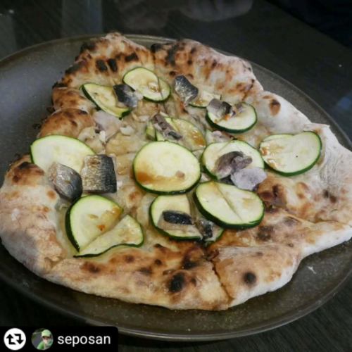 ご来店、ご紹介ありがとうございます✨

#リポスト - @seposan 
今日はPRのご依頼で、摂津本山にあるイタリアンの名店🍕🇮🇹SelVaggio Forno Dining×Bar( @selvaggio6655 )さんにお邪魔しています😀

イタリアンのお店選びって結構難しいんですよねぇ🤔
口コミを頼りに訪れてみたものの、期待と違った経験をされた方も案外多いのではないでしょうか。

●石窯ピザの魅力🍕
そんなときに自信を持っておすすめするのが、石窯で焼き上げる本格ナポリピザのお店です🍕
石窯で丁寧に焼き上げられたピザは、ふわっとした生地の軽さとパリッとした食感が絶妙で、ひと口食べるたびに幸せな気持ちにさせてくれます😍
生地そのものが美味しく、シンプルながら深い味わいは、何枚でも食べたくなるほど。
この特別な食感と風味は、ご自宅ではなかなか再現できない、石窯ならではの味わい。火力自体が調味料と言っても過言ではありません。
皆さんにもぜひセルヴァッジョさんで、伝統のナポリピザをご堪能頂きたいです。

●契約農家直送の新鮮野菜❗️🥦🍅🍆🥕🫑
セルヴァッジョさんでは、契約農家から直送される新鮮な野菜を使用。
僕自身、約30年間ほぼ毎週野菜の直売所に通っていますが、子どもが小さい頃はアレルギーで食べられるものが限られていました。そんな中、直売所の新鮮な野菜は「美味しい！」と喜んで食べてくれるんです。
イタリアンでは、脇役と思われがちな野菜が実は主役。
素材の美味しさを最大限に引き出すセルヴァッジョさんの誠実な姿勢が、ここにもしっかりと表れています🧑‍🍳

●夏こそイタリアン❗️🌞⛱️🏝️
イタリアンは夏にぴったり✨️
🫒オリーブオイルの抗酸化作用はもちろん、夏の強い日差しを浴びて育った野菜には、自然の力で生み出された抗酸化物質が豊富に含まれています。
アンチエイジングや健康維持にも優れたイタリアンは、今の時期にぴったり👍️✨️。
暑くて料理が面倒😮‍💨最近しっかり食べてないなぁ🥴と感じている方も多いのではないでしょうか？
そんな時はセルヴァッジョさんのイタリアンで美味しく健康的に過ごしてみませんか？

●アクセスも抜群❗️🚃
お店はJR摂津本山駅または阪急岡本駅から徒歩3分。
暑さで汗だくになる前に、涼しい店内に到着できますよ〜

【住所】〒658-0072
兵庫県神戸市東灘区岡本1-3-17 パッセージ岡本 2F
【営業時間】
(月～木・日・祝) 17:00～翌3:00
(金・土・祝前日)17:00～翌5:00
～22:00 ディナータイム（禁煙）
22:00～ バータイム（喫煙可）
【定休日】年中無休
【電話】078-452-1817
【駐車場】無(近くにコインパーキングあり)
【アクセス】
JR神戸線 摂津本山駅 徒歩3分
阪急神戸線 岡本駅 徒歩3分

#PR #SelVaggioForno #摂津本山駅 #摂津本山ご飯 #摂津本山イタリアン #岡本駅 #岡本駅周辺 #神戸イタリアンディナー