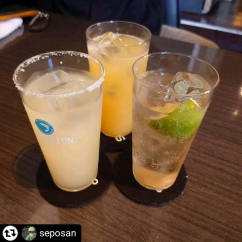 ご来店、ご紹介ありがとうございます✨

#リポスト - @seposan 
今日はPRのご依頼で、摂津本山にあるイタリアンの名店🍕🇮🇹SelVaggio Forno Dining×Bar( @selvaggio6655 )さんにお邪魔しています😀

イタリアンのお店選びって結構難しいんですよねぇ🤔
口コミを頼りに訪れてみたものの、期待と違った経験をされた方も案外多いのではないでしょうか。

●石窯ピザの魅力🍕
そんなときに自信を持っておすすめするのが、石窯で焼き上げる本格ナポリピザのお店です🍕
石窯で丁寧に焼き上げられたピザは、ふわっとした生地の軽さとパリッとした食感が絶妙で、ひと口食べるたびに幸せな気持ちにさせてくれます😍
生地そのものが美味しく、シンプルながら深い味わいは、何枚でも食べたくなるほど。
この特別な食感と風味は、ご自宅ではなかなか再現できない、石窯ならではの味わい。火力自体が調味料と言っても過言ではありません。
皆さんにもぜひセルヴァッジョさんで、伝統のナポリピザをご堪能頂きたいです。

●契約農家直送の新鮮野菜❗️🥦🍅🍆🥕🫑
セルヴァッジョさんでは、契約農家から直送される新鮮な野菜を使用。
僕自身、約30年間ほぼ毎週野菜の直売所に通っていますが、子どもが小さい頃はアレルギーで食べられるものが限られていました。そんな中、直売所の新鮮な野菜は「美味しい！」と喜んで食べてくれるんです。
イタリアンでは、脇役と思われがちな野菜が実は主役。
素材の美味しさを最大限に引き出すセルヴァッジョさんの誠実な姿勢が、ここにもしっかりと表れています🧑‍🍳

●夏こそイタリアン❗️🌞⛱️🏝️
イタリアンは夏にぴったり✨️
🫒オリーブオイルの抗酸化作用はもちろん、夏の強い日差しを浴びて育った野菜には、自然の力で生み出された抗酸化物質が豊富に含まれています。
アンチエイジングや健康維持にも優れたイタリアンは、今の時期にぴったり👍️✨️。
暑くて料理が面倒😮‍💨最近しっかり食べてないなぁ🥴と感じている方も多いのではないでしょうか？
そんな時はセルヴァッジョさんのイタリアンで美味しく健康的に過ごしてみませんか？

●アクセスも抜群❗️🚃
お店はJR摂津本山駅または阪急岡本駅から徒歩3分。
暑さで汗だくになる前に、涼しい店内に到着できますよ〜

【住所】〒658-0072
兵庫県神戸市東灘区岡本1-3-17 パッセージ岡本 2F
【営業時間】
(月～木・日・祝) 17:00～翌3:00
(金・土・祝前日)17:00～翌5:00
～22:00 ディナータイム（禁煙）
22:00～ バータイム（喫煙可）
【定休日】年中無休
【電話】078-452-1817
【駐車場】無(近くにコインパーキングあり)
【アクセス】
JR神戸線 摂津本山駅 徒歩3分
阪急神戸線 岡本駅 徒歩3分

#PR #SelVaggioForno #摂津本山駅 #摂津本山ご飯 #摂津本山イタリアン #岡本駅 #岡本駅周辺 #神戸イタリアンディナー