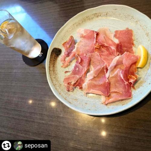 ご来店、ご紹介ありがとうございます✨

#リポスト - @seposan 
今日はPRのご依頼で、摂津本山にあるイタリアンの名店🍕🇮🇹SelVaggio Forno Dining×Bar( @selvaggio6655 )さんにお邪魔しています😀

イタリアンのお店選びって結構難しいんですよねぇ🤔
口コミを頼りに訪れてみたものの、期待と違った経験をされた方も案外多いのではないでしょうか。

●石窯ピザの魅力🍕
そんなときに自信を持っておすすめするのが、石窯で焼き上げる本格ナポリピザのお店です🍕
石窯で丁寧に焼き上げられたピザは、ふわっとした生地の軽さとパリッとした食感が絶妙で、ひと口食べるたびに幸せな気持ちにさせてくれます😍
生地そのものが美味しく、シンプルながら深い味わいは、何枚でも食べたくなるほど。
この特別な食感と風味は、ご自宅ではなかなか再現できない、石窯ならではの味わい。火力自体が調味料と言っても過言ではありません。
皆さんにもぜひセルヴァッジョさんで、伝統のナポリピザをご堪能頂きたいです。

●契約農家直送の新鮮野菜❗️🥦🍅🍆🥕🫑
セルヴァッジョさんでは、契約農家から直送される新鮮な野菜を使用。
僕自身、約30年間ほぼ毎週野菜の直売所に通っていますが、子どもが小さい頃はアレルギーで食べられるものが限られていました。そんな中、直売所の新鮮な野菜は「美味しい！」と喜んで食べてくれるんです。
イタリアンでは、脇役と思われがちな野菜が実は主役。
素材の美味しさを最大限に引き出すセルヴァッジョさんの誠実な姿勢が、ここにもしっかりと表れています🧑‍🍳

●夏こそイタリアン❗️🌞⛱️🏝️
イタリアンは夏にぴったり✨️
🫒オリーブオイルの抗酸化作用はもちろん、夏の強い日差しを浴びて育った野菜には、自然の力で生み出された抗酸化物質が豊富に含まれています。
アンチエイジングや健康維持にも優れたイタリアンは、今の時期にぴったり👍️✨️。
暑くて料理が面倒😮‍💨最近しっかり食べてないなぁ🥴と感じている方も多いのではないでしょうか？
そんな時はセルヴァッジョさんのイタリアンで美味しく健康的に過ごしてみませんか？

●アクセスも抜群❗️🚃
お店はJR摂津本山駅または阪急岡本駅から徒歩3分。
暑さで汗だくになる前に、涼しい店内に到着できますよ〜

【住所】〒658-0072
兵庫県神戸市東灘区岡本1-3-17 パッセージ岡本 2F
【営業時間】
(月～木・日・祝) 17:00～翌3:00
(金・土・祝前日)17:00～翌5:00
～22:00 ディナータイム（禁煙）
22:00～ バータイム（喫煙可）
【定休日】年中無休
【電話】078-452-1817
【駐車場】無(近くにコインパーキングあり)
【アクセス】
JR神戸線 摂津本山駅 徒歩3分
阪急神戸線 岡本駅 徒歩3分

#PR #SelVaggioForno #摂津本山駅 #摂津本山ご飯 #摂津本山イタリアン #岡本駅 #岡本駅周辺 #神戸イタリアンディナー