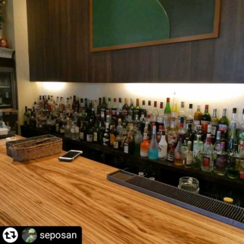 ご来店、ご紹介ありがとうございます✨

#リポスト - @seposan 
今日はPRのご依頼で、摂津本山にあるイタリアンの名店🍕🇮🇹SelVaggio Forno Dining×Bar( @selvaggio6655 )さんにお邪魔しています😀

イタリアンのお店選びって結構難しいんですよねぇ🤔
口コミを頼りに訪れてみたものの、期待と違った経験をされた方も案外多いのではないでしょうか。

●石窯ピザの魅力🍕
そんなときに自信を持っておすすめするのが、石窯で焼き上げる本格ナポリピザのお店です🍕
石窯で丁寧に焼き上げられたピザは、ふわっとした生地の軽さとパリッとした食感が絶妙で、ひと口食べるたびに幸せな気持ちにさせてくれます😍
生地そのものが美味しく、シンプルながら深い味わいは、何枚でも食べたくなるほど。
この特別な食感と風味は、ご自宅ではなかなか再現できない、石窯ならではの味わい。火力自体が調味料と言っても過言ではありません。
皆さんにもぜひセルヴァッジョさんで、伝統のナポリピザをご堪能頂きたいです。

●契約農家直送の新鮮野菜❗️🥦🍅🍆🥕🫑
セルヴァッジョさんでは、契約農家から直送される新鮮な野菜を使用。
僕自身、約30年間ほぼ毎週野菜の直売所に通っていますが、子どもが小さい頃はアレルギーで食べられるものが限られていました。そんな中、直売所の新鮮な野菜は「美味しい！」と喜んで食べてくれるんです。
イタリアンでは、脇役と思われがちな野菜が実は主役。
素材の美味しさを最大限に引き出すセルヴァッジョさんの誠実な姿勢が、ここにもしっかりと表れています🧑‍🍳

●夏こそイタリアン❗️🌞⛱️🏝️
イタリアンは夏にぴったり✨️
🫒オリーブオイルの抗酸化作用はもちろん、夏の強い日差しを浴びて育った野菜には、自然の力で生み出された抗酸化物質が豊富に含まれています。
アンチエイジングや健康維持にも優れたイタリアンは、今の時期にぴったり👍️✨️。
暑くて料理が面倒😮‍💨最近しっかり食べてないなぁ🥴と感じている方も多いのではないでしょうか？
そんな時はセルヴァッジョさんのイタリアンで美味しく健康的に過ごしてみませんか？

●アクセスも抜群❗️🚃
お店はJR摂津本山駅または阪急岡本駅から徒歩3分。
暑さで汗だくになる前に、涼しい店内に到着できますよ〜

【住所】〒658-0072
兵庫県神戸市東灘区岡本1-3-17 パッセージ岡本 2F
【営業時間】
(月～木・日・祝) 17:00～翌3:00
(金・土・祝前日)17:00～翌5:00
～22:00 ディナータイム（禁煙）
22:00～ バータイム（喫煙可）
【定休日】年中無休
【電話】078-452-1817
【駐車場】無(近くにコインパーキングあり)
【アクセス】
JR神戸線 摂津本山駅 徒歩3分
阪急神戸線 岡本駅 徒歩3分

#PR #SelVaggioForno #摂津本山駅 #摂津本山ご飯 #摂津本山イタリアン #岡本駅 #岡本駅周辺 #神戸イタリアンディナー