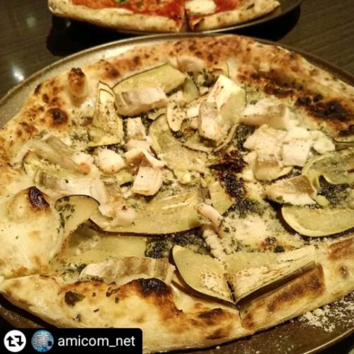 ご来店、ご紹介ありがとうございます✨

#リポスト - @amicom_net 
摂津本山に美味しそうなイタリアンのお店があると聞いて、SelVaggio FornoDining×Barさんへ行って来ました🐾
セルバッジョフォルノ、と読みます💡
JR摂津本山の北側出口から歩いてスグでした👣
阪急岡本駅も近い🚩

ビルの2階、ドアを開けると天井が高くてスタイリッシュなカウンターがあり、洗練されたダイニングバーの雰囲気が漂います。
その傍らには450度で焼き上げるという立派な石窯👀
お料理のいいにおいが店内に広がります😍

・窯焼き野菜5種盛り合わせ
・丹波鶏もも肉の窯焼き 針生姜と中国醤油のソース
・水牛モッツァレラのマルゲリータ
・鱧と水茄子の大葉ジェノベーゼピザ

1品ずつ、ちょうどいいタイミングで提供してくださります。
窯焼きのお野菜はホクホクで、茄子・ズッキーニ・オクラ・アスパラ・万願寺、どれも野菜そのものの美味しさをダイレクトに感じられました。
ベジファーストでぺろりと完食😋
メインの鶏のお料理が、見た目も華やかで、針生姜とピンクペッパーがとてもよく合って、食欲をかき立てます✨
ピザはトマトソースはトマトがめっちゃフレッシュな味で、チーズうままま、ジェノベーゼの方も大葉なのであっさりとしていて、とても夏向きなピザ、鱧のピザなんて初めて食べましたがとっても美味しかったです♡

450度の石窯パワーでしょうか…一品一品とても美味しかったです😋✨
バーと名が付くだけあって、ドリンクの種類もとても多いので、お酒が好きな方はより一層楽しめると思います🍹
是非チェックしてみてほしいお店です🚩

いいね♡、フォロー👱、コメント🗨️、保存🔖喜びます( ⁎ᵕᴗᵕ⁎ )

 #kobe #kobegourmet #摂津本山 #摂津本山ディナー #摂津本山イタリアン #岡本 #selvaggioforno #セルバッジョフォルノ #ぐるめすたぐらむ #食べるの好きな人と繋がりたい #pr

𖡼.𖤣𖥧𖡼.𖤣𖥧𖡼.𖤣𖥧𖡼.𖤣𖥧𖡼.𖤣𖥧𖡼.𖤣𖥧𖡼.𖤣𖥧𖡼.𖤣𖥧𖡼.𖤣𖥧
『SelVaggio FornoDining×Bar』
 @selvaggio6655
🏠️神戸市東灘区岡本1-3-17 パッセージ岡本 2F
☎050-5589-0430
⏰️月火水木日祝/17:00 - 03:00
金土祝前日/17:00 - 05:00
年中無休
⭐️サービス料・チャージ350円
𖡼.𖤣𖥧𖡼.𖤣𖥧𖡼.𖤣𖥧𖡼.𖤣𖥧𖡼.𖤣𖥧𖡼.𖤣𖥧𖡼.𖤣𖥧𖡼.𖤣𖥧𖡼.𖤣𖥧