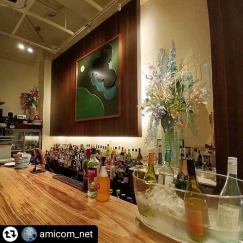 ご来店、ご紹介ありがとうございます✨

#リポスト - @amicom_net 
摂津本山に美味しそうなイタリアンのお店があると聞いて、SelVaggio FornoDining×Barさんへ行って来ました🐾
セルバッジョフォルノ、と読みます💡
JR摂津本山の北側出口から歩いてスグでした👣
阪急岡本駅も近い🚩

ビルの2階、ドアを開けると天井が高くてスタイリッシュなカウンターがあり、洗練されたダイニングバーの雰囲気が漂います。
その傍らには450度で焼き上げるという立派な石窯👀
お料理のいいにおいが店内に広がります😍

・窯焼き野菜5種盛り合わせ
・丹波鶏もも肉の窯焼き 針生姜と中国醤油のソース
・水牛モッツァレラのマルゲリータ
・鱧と水茄子の大葉ジェノベーゼピザ

1品ずつ、ちょうどいいタイミングで提供してくださります。
窯焼きのお野菜はホクホクで、茄子・ズッキーニ・オクラ・アスパラ・万願寺、どれも野菜そのものの美味しさをダイレクトに感じられました。
ベジファーストでぺろりと完食😋
メインの鶏のお料理が、見た目も華やかで、針生姜とピンクペッパーがとてもよく合って、食欲をかき立てます✨
ピザはトマトソースはトマトがめっちゃフレッシュな味で、チーズうままま、ジェノベーゼの方も大葉なのであっさりとしていて、とても夏向きなピザ、鱧のピザなんて初めて食べましたがとっても美味しかったです♡

450度の石窯パワーでしょうか…一品一品とても美味しかったです😋✨
バーと名が付くだけあって、ドリンクの種類もとても多いので、お酒が好きな方はより一層楽しめると思います🍹
是非チェックしてみてほしいお店です🚩

いいね♡、フォロー👱、コメント🗨️、保存🔖喜びます( ⁎ᵕᴗᵕ⁎ )

 #kobe #kobegourmet #摂津本山 #摂津本山ディナー #摂津本山イタリアン #岡本 #selvaggioforno #セルバッジョフォルノ #ぐるめすたぐらむ #食べるの好きな人と繋がりたい #pr

𖡼.𖤣𖥧𖡼.𖤣𖥧𖡼.𖤣𖥧𖡼.𖤣𖥧𖡼.𖤣𖥧𖡼.𖤣𖥧𖡼.𖤣𖥧𖡼.𖤣𖥧𖡼.𖤣𖥧
『SelVaggio FornoDining×Bar』
 @selvaggio6655
🏠️神戸市東灘区岡本1-3-17 パッセージ岡本 2F
☎050-5589-0430
⏰️月火水木日祝/17:00 - 03:00
金土祝前日/17:00 - 05:00
年中無休
⭐️サービス料・チャージ350円
𖡼.𖤣𖥧𖡼.𖤣𖥧𖡼.𖤣𖥧𖡼.𖤣𖥧𖡼.𖤣𖥧𖡼.𖤣𖥧𖡼.𖤣𖥧𖡼.𖤣𖥧𖡼.𖤣𖥧