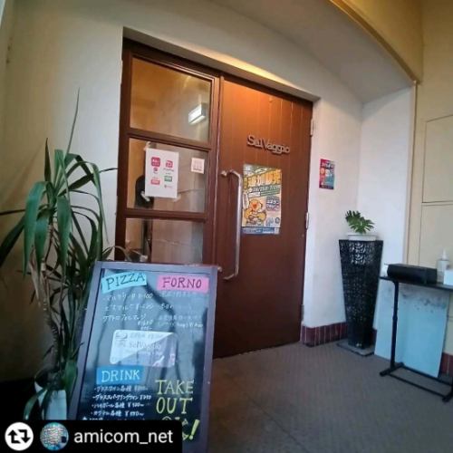 ご来店、ご紹介ありがとうございます✨

#リポスト - @amicom_net 
摂津本山に美味しそうなイタリアンのお店があると聞いて、SelVaggio FornoDining×Barさんへ行って来ました🐾
セルバッジョフォルノ、と読みます💡
JR摂津本山の北側出口から歩いてスグでした👣
阪急岡本駅も近い🚩

ビルの2階、ドアを開けると天井が高くてスタイリッシュなカウンターがあり、洗練されたダイニングバーの雰囲気が漂います。
その傍らには450度で焼き上げるという立派な石窯👀
お料理のいいにおいが店内に広がります😍

・窯焼き野菜5種盛り合わせ
・丹波鶏もも肉の窯焼き 針生姜と中国醤油のソース
・水牛モッツァレラのマルゲリータ
・鱧と水茄子の大葉ジェノベーゼピザ

1品ずつ、ちょうどいいタイミングで提供してくださります。
窯焼きのお野菜はホクホクで、茄子・ズッキーニ・オクラ・アスパラ・万願寺、どれも野菜そのものの美味しさをダイレクトに感じられました。
ベジファーストでぺろりと完食😋
メインの鶏のお料理が、見た目も華やかで、針生姜とピンクペッパーがとてもよく合って、食欲をかき立てます✨
ピザはトマトソースはトマトがめっちゃフレッシュな味で、チーズうままま、ジェノベーゼの方も大葉なのであっさりとしていて、とても夏向きなピザ、鱧のピザなんて初めて食べましたがとっても美味しかったです♡

450度の石窯パワーでしょうか…一品一品とても美味しかったです😋✨
バーと名が付くだけあって、ドリンクの種類もとても多いので、お酒が好きな方はより一層楽しめると思います🍹
是非チェックしてみてほしいお店です🚩

いいね♡、フォロー👱、コメント🗨️、保存🔖喜びます( ⁎ᵕᴗᵕ⁎ )

 #kobe #kobegourmet #摂津本山 #摂津本山ディナー #摂津本山イタリアン #岡本 #selvaggioforno #セルバッジョフォルノ #ぐるめすたぐらむ #食べるの好きな人と繋がりたい #pr

𖡼.𖤣𖥧𖡼.𖤣𖥧𖡼.𖤣𖥧𖡼.𖤣𖥧𖡼.𖤣𖥧𖡼.𖤣𖥧𖡼.𖤣𖥧𖡼.𖤣𖥧𖡼.𖤣𖥧
『SelVaggio FornoDining×Bar』
 @selvaggio6655
🏠️神戸市東灘区岡本1-3-17 パッセージ岡本 2F
☎050-5589-0430
⏰️月火水木日祝/17:00 - 03:00
金土祝前日/17:00 - 05:00
年中無休
⭐️サービス料・チャージ350円
𖡼.𖤣𖥧𖡼.𖤣𖥧𖡼.𖤣𖥧𖡼.𖤣𖥧𖡼.𖤣𖥧𖡼.𖤣𖥧𖡼.𖤣𖥧𖡼.𖤣𖥧𖡼.𖤣𖥧