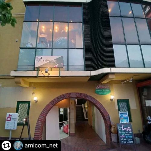 ご来店、ご紹介ありがとうございます✨

#リポスト - @amicom_net 
摂津本山に美味しそうなイタリアンのお店があると聞いて、SelVaggio FornoDining×Barさんへ行って来ました🐾
セルバッジョフォルノ、と読みます💡
JR摂津本山の北側出口から歩いてスグでした👣
阪急岡本駅も近い🚩

ビルの2階、ドアを開けると天井が高くてスタイリッシュなカウンターがあり、洗練されたダイニングバーの雰囲気が漂います。
その傍らには450度で焼き上げるという立派な石窯👀
お料理のいいにおいが店内に広がります😍

・窯焼き野菜5種盛り合わせ
・丹波鶏もも肉の窯焼き 針生姜と中国醤油のソース
・水牛モッツァレラのマルゲリータ
・鱧と水茄子の大葉ジェノベーゼピザ

1品ずつ、ちょうどいいタイミングで提供してくださります。
窯焼きのお野菜はホクホクで、茄子・ズッキーニ・オクラ・アスパラ・万願寺、どれも野菜そのものの美味しさをダイレクトに感じられました。
ベジファーストでぺろりと完食😋
メインの鶏のお料理が、見た目も華やかで、針生姜とピンクペッパーがとてもよく合って、食欲をかき立てます✨
ピザはトマトソースはトマトがめっちゃフレッシュな味で、チーズうままま、ジェノベーゼの方も大葉なのであっさりとしていて、とても夏向きなピザ、鱧のピザなんて初めて食べましたがとっても美味しかったです♡

450度の石窯パワーでしょうか…一品一品とても美味しかったです😋✨
バーと名が付くだけあって、ドリンクの種類もとても多いので、お酒が好きな方はより一層楽しめると思います🍹
是非チェックしてみてほしいお店です🚩

いいね♡、フォロー👱、コメント🗨️、保存🔖喜びます( ⁎ᵕᴗᵕ⁎ )

 #kobe #kobegourmet #摂津本山 #摂津本山ディナー #摂津本山イタリアン #岡本 #selvaggioforno #セルバッジョフォルノ #ぐるめすたぐらむ #食べるの好きな人と繋がりたい #pr

𖡼.𖤣𖥧𖡼.𖤣𖥧𖡼.𖤣𖥧𖡼.𖤣𖥧𖡼.𖤣𖥧𖡼.𖤣𖥧𖡼.𖤣𖥧𖡼.𖤣𖥧𖡼.𖤣𖥧
『SelVaggio FornoDining×Bar』
 @selvaggio6655
🏠️神戸市東灘区岡本1-3-17 パッセージ岡本 2F
☎050-5589-0430
⏰️月火水木日祝/17:00 - 03:00
金土祝前日/17:00 - 05:00
年中無休
⭐️サービス料・チャージ350円
𖡼.𖤣𖥧𖡼.𖤣𖥧𖡼.𖤣𖥧𖡼.𖤣𖥧𖡼.𖤣𖥧𖡼.𖤣𖥧𖡼.𖤣𖥧𖡼.𖤣𖥧𖡼.𖤣𖥧