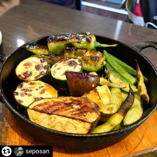 感谢您的来访和介绍我们✨

#转发 - @seposan
今天，我因公关请求拜访了濑津本山著名的意大利餐厅 SelVaggio Forno Dining×Bar（@selvaggio6655）。

选择一家意大利餐厅相当困难。
我相信很多人是根据口口相传来参观的，但却发现他们的体验与预期不同。

●石炉披萨的魅力🍕
在这种情况下，我们自信地推荐一家供应在石炉中烘烤的正宗那不勒斯披萨的餐厅。
披萨采用石炉精心烤制，轻盈蓬松的面团、酥脆的口感堪称绝品，每一口都让人感到幸福。
面团本身就很美味，其简单而浓郁的风味让人想吃不止一个。
这种特殊的质地和风味只有在石炉中才能实现，并且很难在家中重现。毫不夸张地说，热量本身就是调味品。
我们希望你们都会喜欢 Selvaggio 的传统那不勒斯披萨。

●签约农户直送的新鲜蔬菜❗️🥦🍅🍆🥕🫑
Selvaggio 使用从签约农户直送的新鲜蔬菜。
大约 30 年来，我几乎每周都会去一家直销蔬菜店，但当我的孩子还小的时候，由于过敏，他们能吃的东西非常有限。但他们却开心地吃着直销店的新鲜蔬菜，说“真好吃！”
在意大利菜肴中，蔬菜通常被认为是配角，但实际上却是主角。
Selvaggio 致力于发挥食材最佳品质的真诚态度在此显而易见。

●夏天吃意大利菜最好❗️🌞⛱️🏝️
意大利菜非常适合夏天✨️
🫒除了橄榄油的抗氧化特性外，在强烈的夏日阳光下生长的蔬菜富含天然产生的抗氧化剂。
意大利美食有利于抗衰老和保持健康，非常适合一年中的这个时候👍️✨️。
天气这么热，做饭又这么麻烦😮‍💨我相信你们中的很多人都觉得最近没有好好吃饭🥴。
那么，为什么不以健康又美味的方式享用 Selvaggio 的意大利美食呢？

●交通便利❗️🚃
该店距离JR濑津本山站或阪急冈本站有3分钟的步行路程。
您可以在热得大汗淋漓之前到达凉爽的商店。

[地址] 〒658-0072
兵库县神户市东滩区冈本1-3-17 冈本通道2楼
[营业时间]
（周一至周四、周日及公众假期）17:00至15:00
（周五、周六、节假日前）下午5点至凌晨5点
晚餐时间～22:00（禁烟）
22:00~酒吧时间（可吸烟）
【休息日】全年无休
[电话] 078-452-1817
[停车场] 无（附近有收费停车场）
【使用权】
从JR神户线濑津本山站步行3分钟
从阪急神户线冈本站步行3分钟

#PR #SelVaggioForno #SettsumotoyamaStation #SettsumotoyamaFood #SettsumotoyamaItalian #OkamotoStation #AroundOkamotoStation #KobeItalianDinner