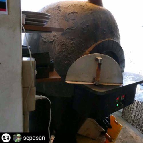 感谢您的来访和介绍我们✨

#转发 - @seposan
今天，我因公关请求拜访了濑津本山著名的意大利餐厅 SelVaggio Forno Dining×Bar（@selvaggio6655）。

选择一家意大利餐厅相当困难。
我相信很多人是根据口口相传来参观的，但却发现他们的体验与预期不同。

●石炉披萨的魅力🍕
在这种情况下，我们自信地推荐一家供应在石炉中烘烤的正宗那不勒斯披萨的餐厅。
披萨采用石炉精心烤制，轻盈蓬松的面团、酥脆的口感堪称绝品，每一口都让人感到幸福。
面团本身就很美味，其简单而浓郁的风味让人想吃不止一个。
这种特殊的质地和风味只有在石炉中才能实现，并且很难在家中重现。毫不夸张地说，热量本身就是调味品。
我们希望你们都会喜欢 Selvaggio 的传统那不勒斯披萨。

●签约农户直送的新鲜蔬菜❗️🥦🍅🍆🥕🫑
Selvaggio 使用从签约农户直送的新鲜蔬菜。
大约 30 年来，我几乎每周都会去一家直销蔬菜店，但当我的孩子还小的时候，由于过敏，他们能吃的东西非常有限。但他们却开心地吃着直销店的新鲜蔬菜，说“真好吃！”
在意大利菜肴中，蔬菜通常被认为是配角，但实际上却是主角。
Selvaggio 致力于发挥食材最佳品质的真诚态度在此显而易见。

●夏天吃意大利菜最好❗️🌞⛱️🏝️
意大利菜非常适合夏天✨️
🫒除了橄榄油的抗氧化特性外，在强烈的夏日阳光下生长的蔬菜富含天然产生的抗氧化剂。
意大利美食有利于抗衰老和保持健康，非常适合一年中的这个时候👍️✨️。
天气这么热，做饭又这么麻烦😮‍💨我相信你们中的很多人都觉得最近没有好好吃饭🥴。
那么，为什么不以健康又美味的方式享用 Selvaggio 的意大利美食呢？

●交通便利❗️🚃
该店距离JR濑津本山站或阪急冈本站有3分钟的步行路程。
您可以在热得大汗淋漓之前到达凉爽的商店。

[地址] 〒658-0072
兵库县神户市东滩区冈本1-3-17 冈本通道2楼
[营业时间]
（周一至周四、周日及公众假期）17:00至15:00
（周五、周六、节假日前）下午5点至凌晨5点
晚餐时间～22:00（禁烟）
22:00~酒吧时间（可吸烟）
【休息日】全年无休
[电话] 078-452-1817
[停车场] 无（附近有收费停车场）
【使用权】
从JR神户线濑津本山站步行3分钟
从阪急神户线冈本站步行3分钟

#PR #SelVaggioForno #SettsumotoyamaStation #SettsumotoyamaFood #SettsumotoyamaItalian #OkamotoStation #AroundOkamotoStation #KobeItalianDinner