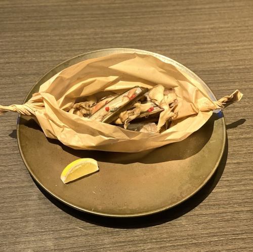 マテ貝とキノコのカルトッチョ（包み焼き）