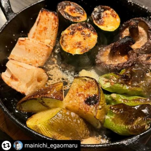 ご来店、ご紹介ありがとうございます✨

#リポスト - @mainichi_egaomaru 
.
岡本にある【SelVaggio FornoDining×Bar】さんへ
お邪魔してきました✌🏻⋆͛🩷

岡本と摂津本山の間にあるお店で利便性抜群の距離😳😳

今回頂いたのは
〇窯焼き野菜5種盛り合わせ
＜ズッキーニ・水ナス・万願寺とうがらし・山芋・原木
椎茸》
〇丹波鶏ももの焼き 200g
＜針生姜と中国醤油のソース＞
〇明石タコと夏野菜の菜園風ピザ山椒風味
○水牛モッツァレラのマルゲリータ

ピザ🍕のメニューもお洒落で1品の種類も豊富⋆⸜🌷⸝‍
個人的にピザが美味しいのはもちろんのこと
釜焼き野菜の5種盛りが大絶品で😳😳💗
高温の釜で焼かれてるから甘みと旨味が抜群で
美味しすぎて最高でした🫶🫶

お客さんも、老若男女問わずに沢山来てて
ほんとに地元に愛されてるお店なんだなあ〜とひしひし☺️♡

朝方まで営業されているみたいなので
皆様もぜひ遊びに行ってみてください🫶

📍兵庫県神戸市東灘区岡本1-3-17 パッセージ岡本 2F

#岡本グルメ#岡本#酒は飲んでも飲まれるな#居酒屋#居酒屋グルメ#酒すたぐらむ#岡本ランチ #ピザ#fff#ごはん#いいねで気になった人フォローする#グルメ女子 #グルメ部  #グルメ旅#ご飯屋さん#ごはん日記#旅行#グルメスタグラム#酒スタグラム #酒の肴 #ナポリピッツァ #ナポリ #ごはんぐらむ #vlog  #梅田 #大阪  #西宮 #pr
