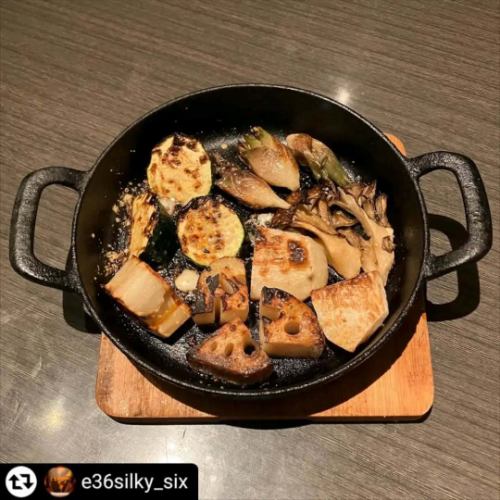 ご来店、ご紹介ありがとうございます✨

#リポスト - @e36silky_six 
🍕

イタリアンレストラン SelVaggio Forno Dining x Bar
【セルバッジョフオルノ】（ @selvaggio6655 ）

JR芦屋駅から2駅、JR摂津本山駅北口から徒歩3分

山手幹線を西にセブンイレブン手前のビルの２階

ビルの入口1階にある案内板を見ながら階段で2階へ

ハイネケンとディタライチで乾杯（Pic.3）

窯焼き野菜5種盛り合わせ（Pic.5）

丹波鶏もも肉の窯焼き 針生姜と中国醤油のソース （Pic.6）

ここの窯焼き、素材の旨みを引き出して絶品だわ

ピザは黒板の秋の新作メニューからチョイス

蓮根と秋鮭のクリームピザ（Pic.7）

秋刀魚と銀杏のプッタネスカ（娼婦風）ピザ（Pic.8）

ふわふわパン生地のピザを石窯で焼いてもちろん最高

営業時間ですが

【月～木・日・祝】17:00～翌3:00
【金・土・祝前日】17:00～翌5:00

17:00～22:00 ディナータイム（禁煙）
22:00～ バータイム（喫煙可）

※全フードメニューは24:00まで提供

初めて伺いましたが駅近でアルコールメニューも豊富なので美味しいイタリアンをいただきながらゆっくりくつろげる快適空間でした

JR芦屋駅前は22:00を過ぎるとお店も閉まり真っ暗になるから2駅足を伸ばすのもありやね

JR終電以降もタクシーで芦屋まで帰宅できる幸せ

リピート確定やね！

また伺いますね

#PR 
#SelVaggioForno 
#selvaggiofornodiningbar 
#セルバッジョフォルノ 
#セルバッジョフォルノダイニングバー 
#摂津本山駅
#摂津本山ご飯 
#摂津本山イタリアン
#岡本駅 
#岡本駅周辺 
#神戸イタリアンディナー
#ハイネケン
#ディタライチ
#窯焼き野菜5種盛り合わせ
#丹波鶏もも肉の窯焼き針生姜と中国醤油のソース
#蓮根と秋鮭のクリームピザ
#秋刀魚と銀杏のプッタネスカ
#リピート確定
