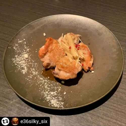 ご来店、ご紹介ありがとうございます✨

#リポスト - @e36silky_six 
🍕

イタリアンレストラン SelVaggio Forno Dining x Bar
【セルバッジョフオルノ】（ @selvaggio6655 ）

JR芦屋駅から2駅、JR摂津本山駅北口から徒歩3分

山手幹線を西にセブンイレブン手前のビルの２階

ビルの入口1階にある案内板を見ながら階段で2階へ

ハイネケンとディタライチで乾杯（Pic.3）

窯焼き野菜5種盛り合わせ（Pic.5）

丹波鶏もも肉の窯焼き 針生姜と中国醤油のソース （Pic.6）

ここの窯焼き、素材の旨みを引き出して絶品だわ

ピザは黒板の秋の新作メニューからチョイス

蓮根と秋鮭のクリームピザ（Pic.7）

秋刀魚と銀杏のプッタネスカ（娼婦風）ピザ（Pic.8）

ふわふわパン生地のピザを石窯で焼いてもちろん最高

営業時間ですが

【月～木・日・祝】17:00～翌3:00
【金・土・祝前日】17:00～翌5:00

17:00～22:00 ディナータイム（禁煙）
22:00～ バータイム（喫煙可）

※全フードメニューは24:00まで提供

初めて伺いましたが駅近でアルコールメニューも豊富なので美味しいイタリアンをいただきながらゆっくりくつろげる快適空間でした

JR芦屋駅前は22:00を過ぎるとお店も閉まり真っ暗になるから2駅足を伸ばすのもありやね

JR終電以降もタクシーで芦屋まで帰宅できる幸せ

リピート確定やね！

また伺いますね

#PR 
#SelVaggioForno 
#selvaggiofornodiningbar 
#セルバッジョフォルノ 
#セルバッジョフォルノダイニングバー 
#摂津本山駅
#摂津本山ご飯 
#摂津本山イタリアン
#岡本駅 
#岡本駅周辺 
#神戸イタリアンディナー
#ハイネケン
#ディタライチ
#窯焼き野菜5種盛り合わせ
#丹波鶏もも肉の窯焼き針生姜と中国醤油のソース
#蓮根と秋鮭のクリームピザ
#秋刀魚と銀杏のプッタネスカ
#リピート確定