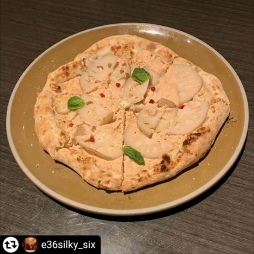 ご来店、ご紹介ありがとうございます✨

#リポスト - @e36silky_six 
🍕

イタリアンレストラン SelVaggio Forno Dining x Bar
【セルバッジョフオルノ】（ @selvaggio6655 ）

JR芦屋駅から2駅、JR摂津本山駅北口から徒歩3分

山手幹線を西にセブンイレブン手前のビルの２階

ビルの入口1階にある案内板を見ながら階段で2階へ

ハイネケンとディタライチで乾杯（Pic.3）

窯焼き野菜5種盛り合わせ（Pic.5）

丹波鶏もも肉の窯焼き 針生姜と中国醤油のソース （Pic.6）

ここの窯焼き、素材の旨みを引き出して絶品だわ

ピザは黒板の秋の新作メニューからチョイス

蓮根と秋鮭のクリームピザ（Pic.7）

秋刀魚と銀杏のプッタネスカ（娼婦風）ピザ（Pic.8）

ふわふわパン生地のピザを石窯で焼いてもちろん最高

営業時間ですが

【月～木・日・祝】17:00～翌3:00
【金・土・祝前日】17:00～翌5:00

17:00～22:00 ディナータイム（禁煙）
22:00～ バータイム（喫煙可）

※全フードメニューは24:00まで提供

初めて伺いましたが駅近でアルコールメニューも豊富なので美味しいイタリアンをいただきながらゆっくりくつろげる快適空間でした

JR芦屋駅前は22:00を過ぎるとお店も閉まり真っ暗になるから2駅足を伸ばすのもありやね

JR終電以降もタクシーで芦屋まで帰宅できる幸せ

リピート確定やね！

また伺いますね

#PR 
#SelVaggioForno 
#selvaggiofornodiningbar 
#セルバッジョフォルノ 
#セルバッジョフォルノダイニングバー 
#摂津本山駅
#摂津本山ご飯 
#摂津本山イタリアン
#岡本駅 
#岡本駅周辺 
#神戸イタリアンディナー
#ハイネケン
#ディタライチ
#窯焼き野菜5種盛り合わせ
#丹波鶏もも肉の窯焼き針生姜と中国醤油のソース
#蓮根と秋鮭のクリームピザ
#秋刀魚と銀杏のプッタネスカ
#リピート確定