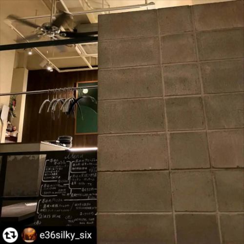 ご来店、ご紹介ありがとうございます✨

#リポスト - @e36silky_six 
🍕

イタリアンレストラン SelVaggio Forno Dining x Bar
【セルバッジョフオルノ】（ @selvaggio6655 ）

JR芦屋駅から2駅、JR摂津本山駅北口から徒歩3分

山手幹線を西にセブンイレブン手前のビルの２階

ビルの入口1階にある案内板を見ながら階段で2階へ

ハイネケンとディタライチで乾杯（Pic.3）

窯焼き野菜5種盛り合わせ（Pic.5）

丹波鶏もも肉の窯焼き 針生姜と中国醤油のソース （Pic.6）

ここの窯焼き、素材の旨みを引き出して絶品だわ

ピザは黒板の秋の新作メニューからチョイス

蓮根と秋鮭のクリームピザ（Pic.7）

秋刀魚と銀杏のプッタネスカ（娼婦風）ピザ（Pic.8）

ふわふわパン生地のピザを石窯で焼いてもちろん最高

営業時間ですが

【月～木・日・祝】17:00～翌3:00
【金・土・祝前日】17:00～翌5:00

17:00～22:00 ディナータイム（禁煙）
22:00～ バータイム（喫煙可）

※全フードメニューは24:00まで提供

初めて伺いましたが駅近でアルコールメニューも豊富なので美味しいイタリアンをいただきながらゆっくりくつろげる快適空間でした

JR芦屋駅前は22:00を過ぎるとお店も閉まり真っ暗になるから2駅足を伸ばすのもありやね

JR終電以降もタクシーで芦屋まで帰宅できる幸せ

リピート確定やね！

また伺いますね

#PR 
#SelVaggioForno 
#selvaggiofornodiningbar 
#セルバッジョフォルノ 
#セルバッジョフォルノダイニングバー 
#摂津本山駅
#摂津本山ご飯 
#摂津本山イタリアン
#岡本駅 
#岡本駅周辺 
#神戸イタリアンディナー
#ハイネケン
#ディタライチ
#窯焼き野菜5種盛り合わせ
#丹波鶏もも肉の窯焼き針生姜と中国醤油のソース
#蓮根と秋鮭のクリームピザ
#秋刀魚と銀杏のプッタネスカ
#リピート確定