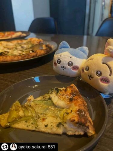 ご来店、ご紹介ありがとうございます✨

#リポスト - @ayako.sakurai.581 
本格！釜焼きの…🍕

絶品イタリアンが食べられるお店に行ってきたよー🙋‍♀️

SelVaggio FornoDiningxBar🍸
（セルバッジョフォルノダイニングバー）

神戸でもオシャレ度がかなり高い岡本にあるお店。

お店に入るとまず目に飛び込んでくるのは、オシャレなバーカウンター✨

テーブル席や、外の景色を楽しみながら食事ができるカウンター席も。

・窯焼き野菜5種盛り合わせ
・丹波鶏もも肉の窯焼き針生姜と中国醤油のソース
・鱧と水茄子の大葉のジェノベーゼピザ
・水牛モッツァレラのマルゲリータ

計4品を…😋

『窯焼き野菜5種盛り合わせ』

今回は万願寺とうがらし、しいたけ、ズッキーニ、なす、長芋のラインナップ。

味付けはシンプルなんだけど、その分野菜の甘みが引き立ってて✨

そしてすごくジューシー🤤

きっとこれが釜焼きマジックなんだろうなー🥺

『丹波鶏もも肉の窯焼き針生姜と中国醤油のソース』

運ばれてきた瞬間、ふわっと醤油の香ばしい香り…。

フォークを入れると、「パリッ」って音がするくらい皮がパリパリに。

私、実はあんまり鶏の皮が得意じゃないんだけど、これはおいしすぎていくらでも食べたくなったよ🤤

『鱧と水茄子の大葉のジェノベーゼピザ』

え、ピザに鱧⁉️

ってビックリしたメニュー。
（だって鱧って川床のイメージが…）

水茄子のみずみずしさと大葉のジェノベーゼの爽やかさがさっぱりとした鱧とよく合う💓

これは絶対ここてしか食べられないやつ🥺

『水牛モッツァレラのマルゲリータ』

王道中の王道やから、おいしさに差が出るメニューだよね。

トマトソースのフレッシュさに😳✨
（生のトマトを使ってるのかなぁ）

あと、なんと言ってもピザ生地がもっちもちでおいしい☺️

このお店のおいしさの秘密は、契約農家から仕入れた新鮮野菜！もそうだけど、『釜』。

ここで使っている釜は伊賀製の特製品なんだって！

ピザを焼いてるところを見せてもらったんだけど迫力がすごい🤩

（釜の中に『IGA』って書いてあるよ、動画の中で探してみて）

お料理もおいしいし、オシャレなバーカウンターもあるから、女子会やデートにオススメだよ💓

🍕🍕🍕🍕🍕🍕🍕🍕🍕🍕🍕🍕🍕🍕

SelVaggio FornoDiningxBar
（セルバッジョフォルノダイニングバー）

📍 
兵庫県神戸市東灘区岡本1-3-17 
パッセージ岡本 2F
※ JR神戸線 摂津本山駅 徒歩3分
※阪急神戸線 岡本駅 徒歩3分

☎️
050-5589-0430

⏰
月・火・水・木・日・祝日
17:00 - 03:00
金・土・祝前日
17:00 - 05:00

💤
年中無休（1/1のみお休み）

🍕🍕🍕🍕🍕🍕🍕🍕🍕🍕🍕🍕🍕🍕
#PR @selvaggio6655 
#SelVaggioForno #摂津本山駅＃摂津本山ご飯#摂津本山イタリアン＃岡本駅＃岡本駅周辺 #神戸イタリアンディナー