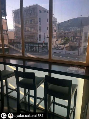 Thank you for visiting and introducing us ✨

#repost - @ayako.sakurai.581
Authentic! Kamayaki...🍕

I went to a restaurant where I could eat delicious Italian food 🙋‍♀️

SelVaggio FornoDiningxBar🍸
(Selvaggio Forno Dining Bar)

This shop is located in Okamoto, one of the most fashionable areas in Kobe.

The first thing that catches your eye when you enter the store is the stylish bar counter.

There are table seats as well as counter seats where you can enjoy the view outside while you dine.

・Assortment of 5 kinds of oven-baked vegetables
・Oven-grilled Tamba chicken thigh with ginger and Chinese soy sauce
・Hamo and Mizunasu eggplant with shiso leaves and pesto pizza
・Buffalo mozzarella Margherita

A total of 4 items...

"Assortment of 5 kinds of oven-baked vegetables"

This time the lineup includes manganji peppers, shiitake mushrooms, zucchini, eggplant, and nagaimo.

The seasoning is simple, but it really brings out the sweetness of the vegetables.

And it's super juicy 🤤

I guess this is the magic of kamayaki 🥺

"Oven-grilled Tamba chicken thigh with ginger and Chinese soy sauce"

The moment it is brought to your table, you are hit with the fragrant aroma of soy sauce.

When you put a fork into it, the skin is so crispy that it makes a "crunch" sound.

I'm actually not a big fan of chicken skin, but this was so delicious I wanted to eat more and more 🤤

"Hamo and Mizunasu eggplant with shiso leaves pesto pizza"

Eh, conger eel on pizza?!

The menu surprised me.
(Because conger eels have an image of being eaten on a riverbed...)

The freshness of the eggplant and the refreshing shiso leaf pesto go perfectly with the refreshing conger eel.

This is something you can only eat here🥺

Buffalo Mozzarella Margherita

It's the most classic of classics, so it's a menu that makes all the difference in taste.

The freshness of the tomato sauce 😳✨
(Do you use fresh tomatoes?)

And above all, the pizza dough is chewy and delicious ☺️

The secret to the deliciousness of this restaurant is not only the fresh vegetables they purchase from contracted farmers, but also the "kettle."

The kettles used here are specially made in Iga!

I got to see how they bake the pizza, and it was so impressive!

(There is a sign that says "IGA" inside the pot, look for it in the video)

The food is delicious and there's a stylish bar counter, so it's perfect for a girls' night out or a date.

🍕🍕🍕🍕🍕🍕🍕🍕🍕🍕🍕🍕🍕🍕

SelVaggio FornoDiningxBar
(Selvaggio Forno Dining Bar)

📍
1-3-17 Okamoto, Higashinada Ward, Kobe City, Hyogo Prefecture
Passage Okamoto 2F
* 3-minute walk from Settsu-Motoyama Station on the JR Kobe Line
*3-minute walk from Okamoto Station on the Hankyu Kobe Line

☎️
050-5589-0430

⏰
Monday, Tuesday, Wednesday, Thursday, Sunday, and public holidays
17:00 - 03:00
Friday, Saturday and Public Holiday
17:00 - 05:00

💤
Open all year round (closed only on January 1st)

🍕🍕🍕🍕🍕🍕🍕🍕🍕🍕🍕🍕🍕🍕
#PR @selvaggio6655
#SelVaggioForno #SettsuMotoyamaStation #SettsuMotoyamaFood #SettsuMotoyamaItalian #OkamotoStation #AroundOkamotoStation #KobeItalianDinner