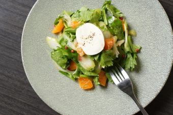 セロリとシェーブル（ヤギのチーズ）のサラダ みかんソース