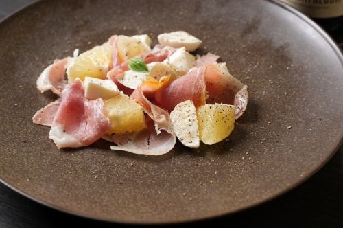 제철의 감귤과 생햄의 카프레제 재단