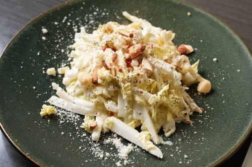 구운 견과류와 배추 시저 샐러드