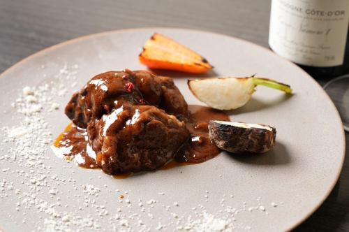 검은 머리 일본 쇠고기 줄지의 텐장 레드 와인 삶은