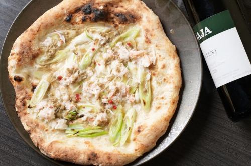 게와 흰 파의 게 된장 오일 피자