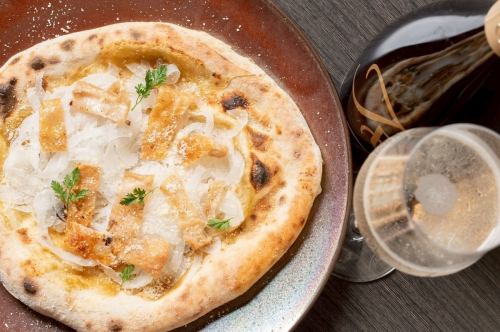 鶏皮と新玉ねぎの柚子胡椒ピザ