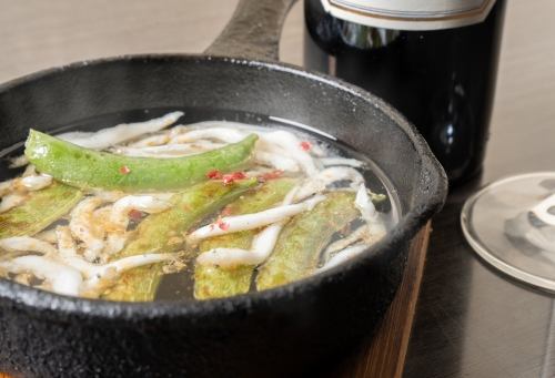 白魚とスナップエンドウのアヒージョ　煎り酒風味
