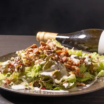ドライイチジクとローストナッツのシーザーサラダ