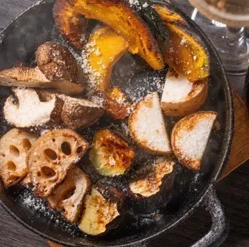 窯焼きの野菜の甘みを堪能！旬の野菜の旨味を凝縮した【窯焼き野菜盛り合わせ】3種、5種選べます。