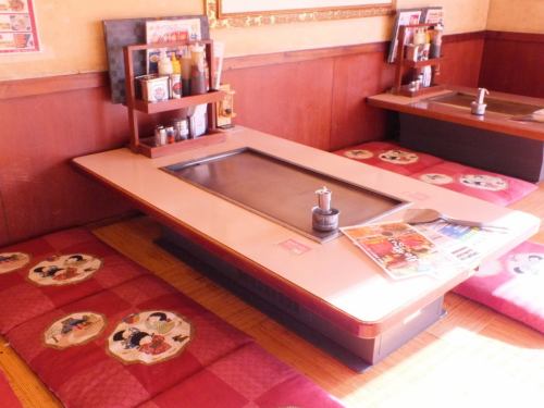 The tatami room surrounded by the iron plate is perfect for families and children.