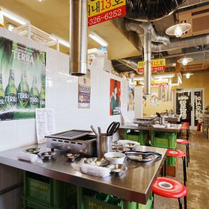 【ご友人、ご家族、同僚と】ゆったりお座りいただけるテーブル席！本場韓国を再現した空間でお楽しみください♪