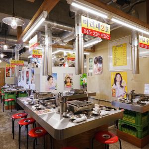 【21席のカウンター】1～2名座れるお席がたくさんございます◎スタッフが目の前で調理するスタイルの韓国焼肉。デートやお仕事帰りのふらっと。お友達と。。。桜木町からすぐなのでお気軽にお待ちしております！