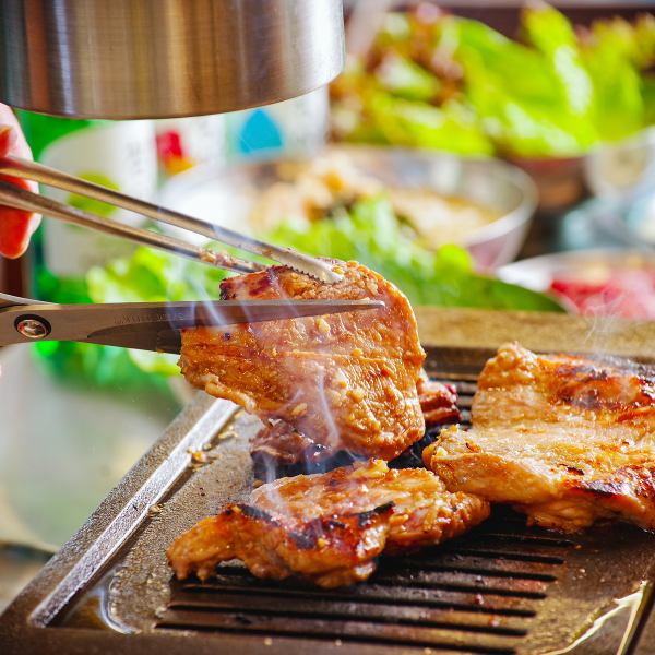  目の前でスタッフがお肉を焼く本場韓国スタイル♪定番メニューは【テジカルビ】コース予約も◎